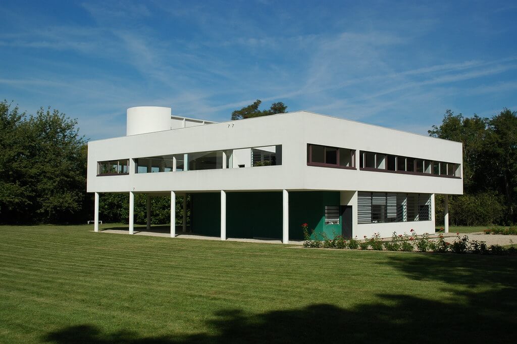 Villa Savoye, una obra maestra modernista conocida por sus líneas limpias, espacios abiertos y principios de diseño funcionales